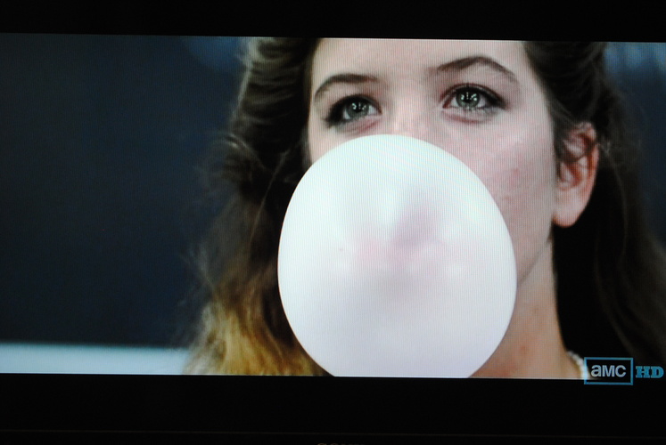 Women celebrities blowing bubble gum list